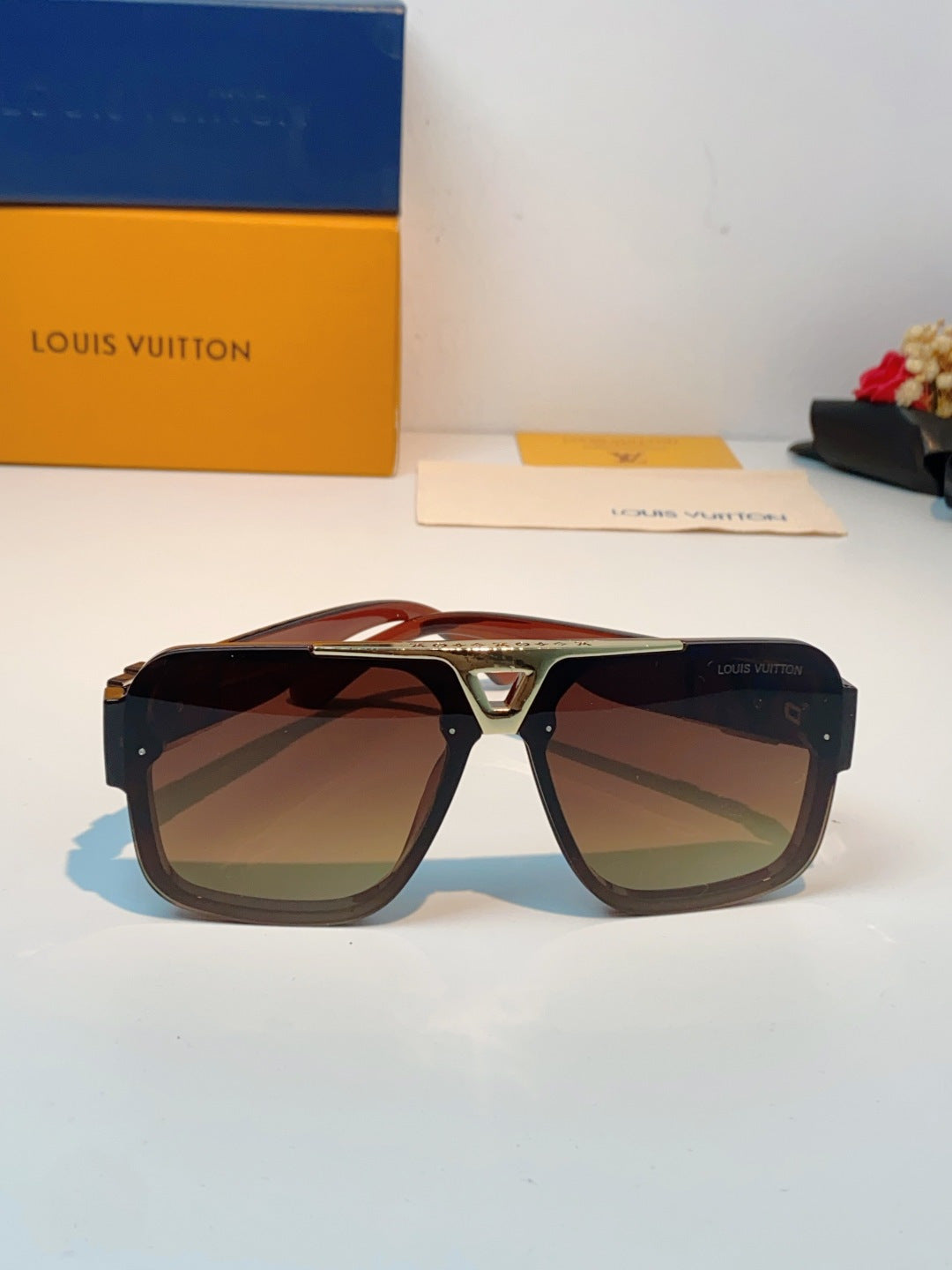 Louis Vuitton Square Black Lens Sunglasses for Men & Women - 158097 - detail image 2
