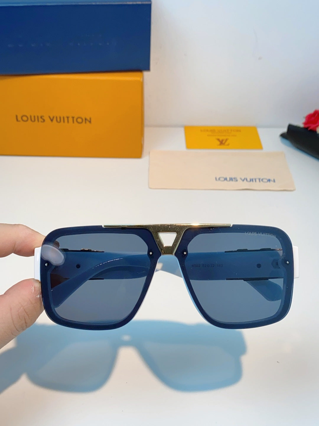 Louis Vuitton Square Blue Lens Sunglasses for Men & Women - 158098 - detail image 4