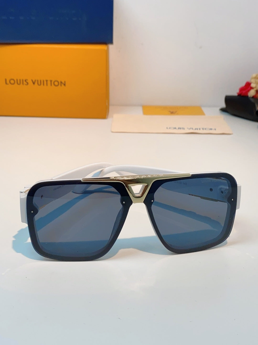 Louis Vuitton Square Blue Lens Sunglasses for Men & Women - 158098 - detail image 2