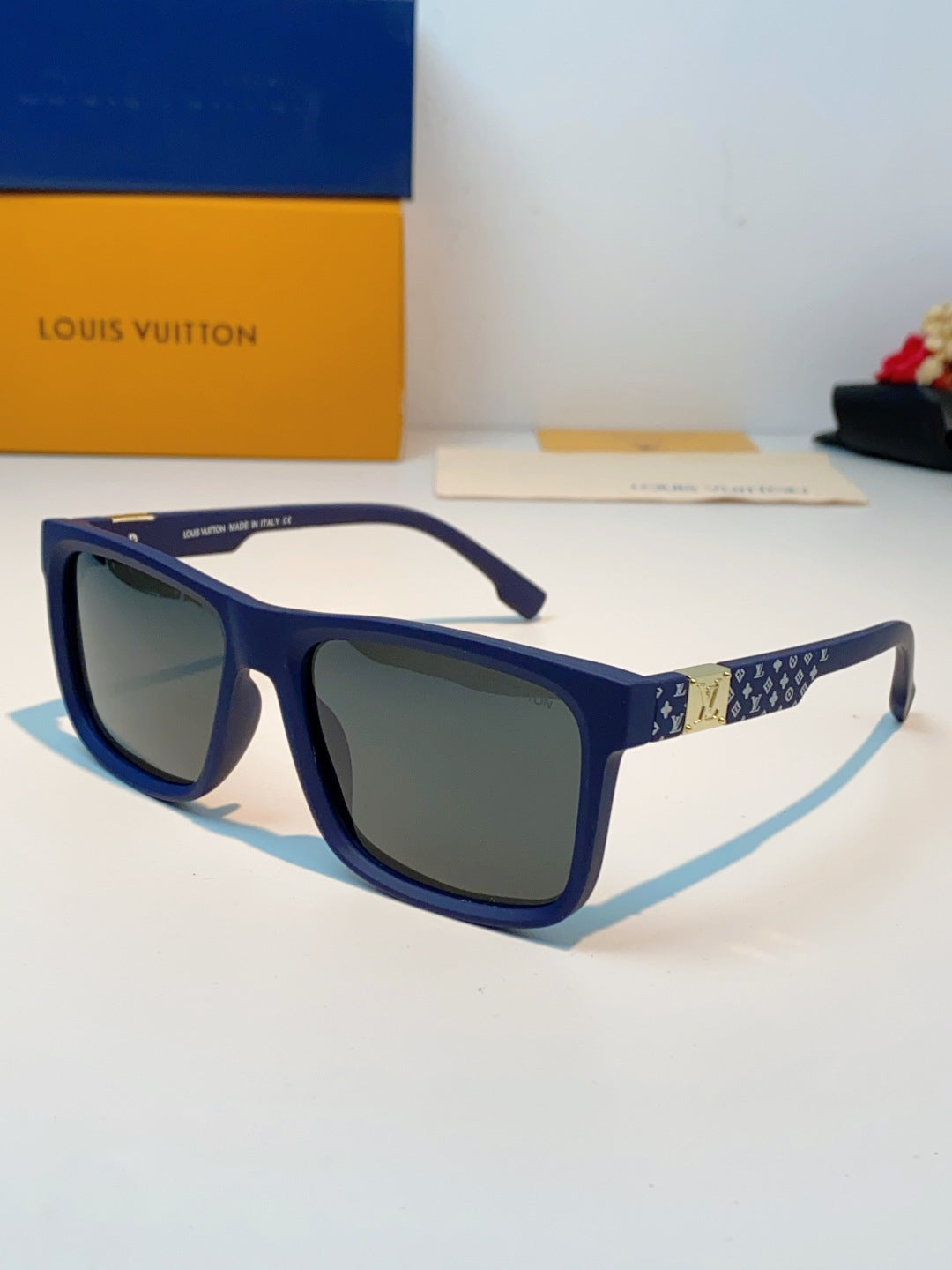 Louis Vuitton Metal Fashion Black Lens Sunglasses for Men & Women - 158100