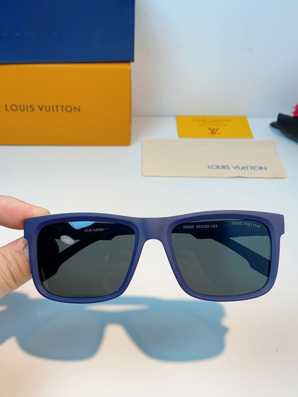Louis Vuitton Metal Fashion Black Lens Sunglasses for Men & Women - 158100 - detail image 4