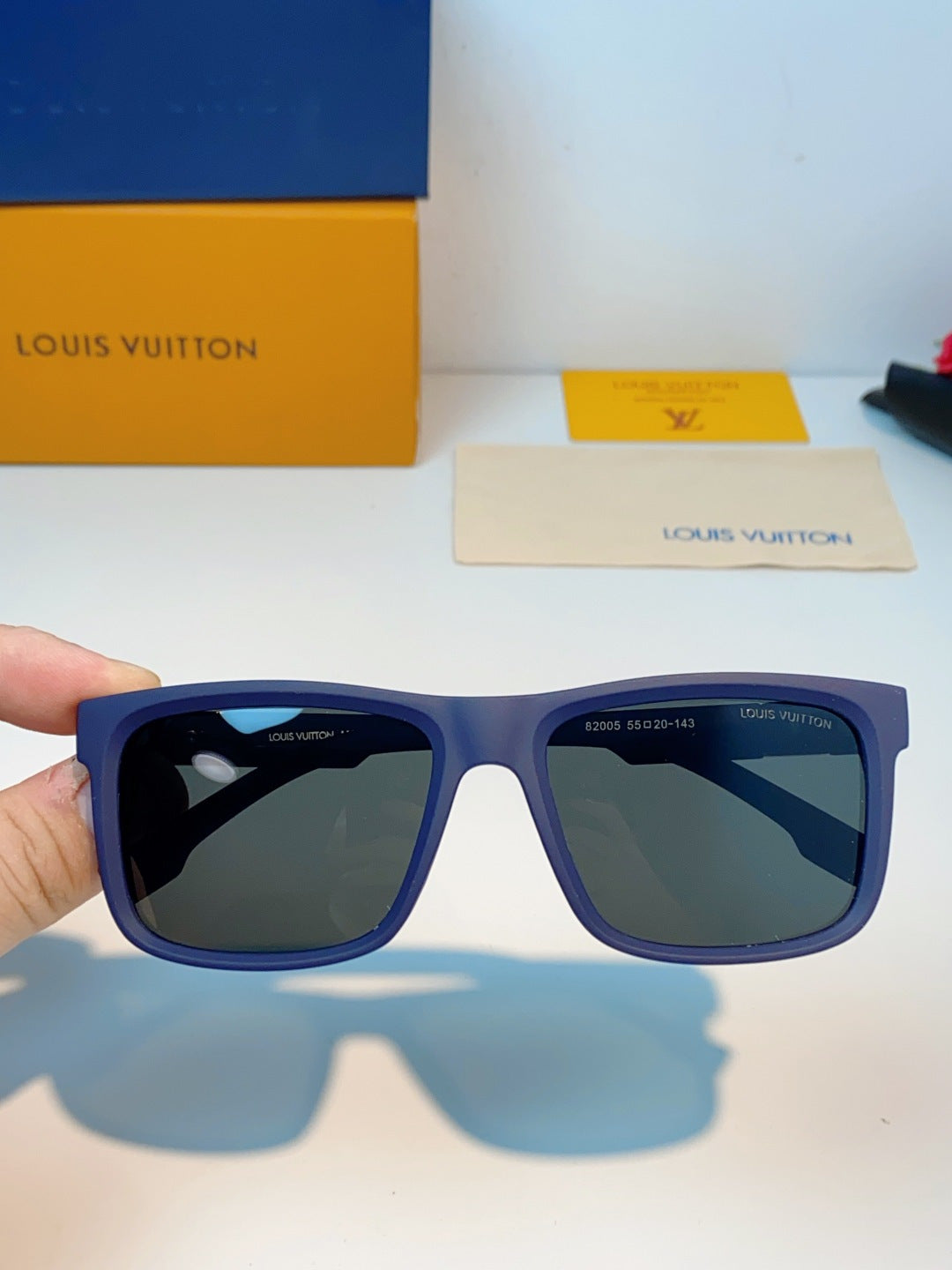 Louis Vuitton Metal Fashion Black Lens Sunglasses for Men & Women - 158100 - detail image 4