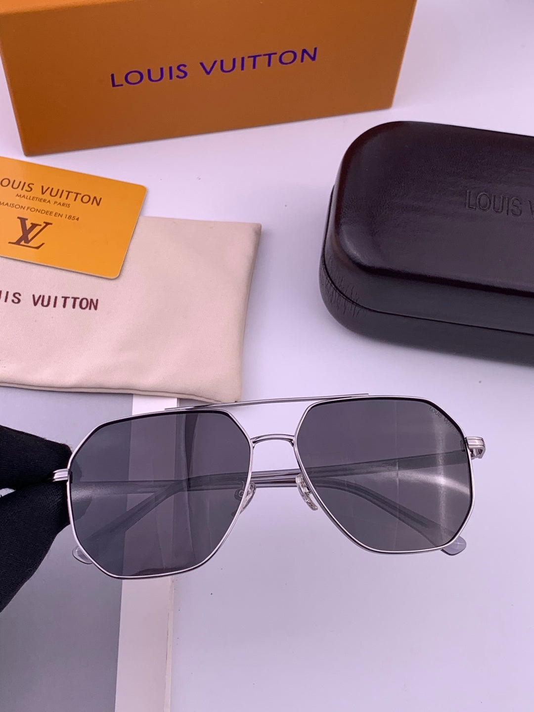 Louis Vuitton L8863 Polarized Aviator Black Lens Sunglasses for Men & - 158108