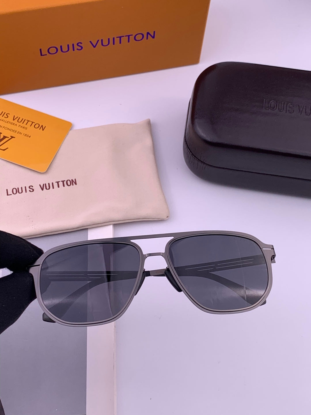 Louis Vuitton L5980 Fashion Purple Lens Sunglasses for Men & Women - detail image 3