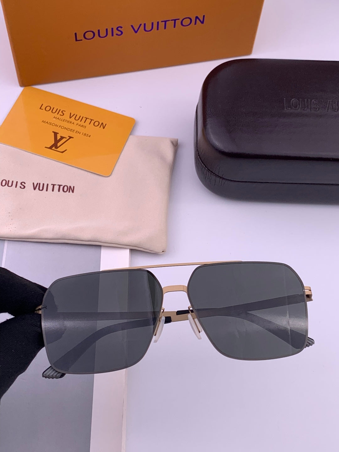 Louis Vuitton L3514 Fashion Black Lens Sunglasses for Men & Women - detail image 3