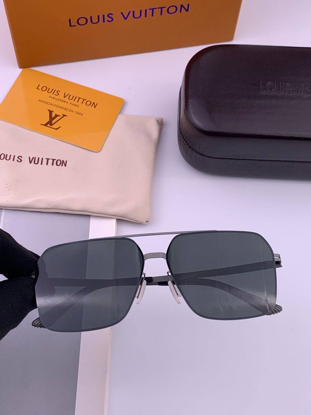 Louis Vuitton L3514 Fashion Black Lens Sunglasses for Men & Women - detail image 2