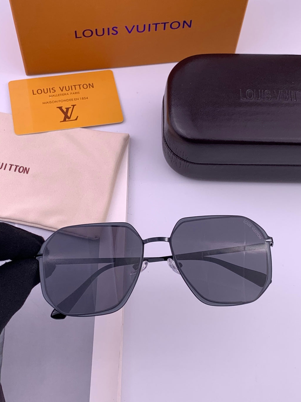 Louis Vuitton L6871 Polarized Oversized Gray Lens Sunglasses for Men & Women - detail image 3