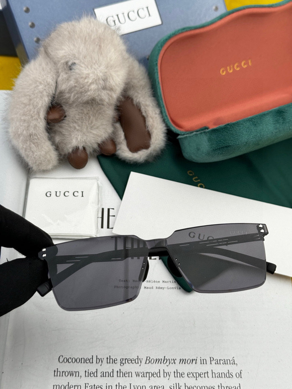 Gucci G910 Polarized Fashion Black Lens Sunglasses for Men & Women - detail image 2