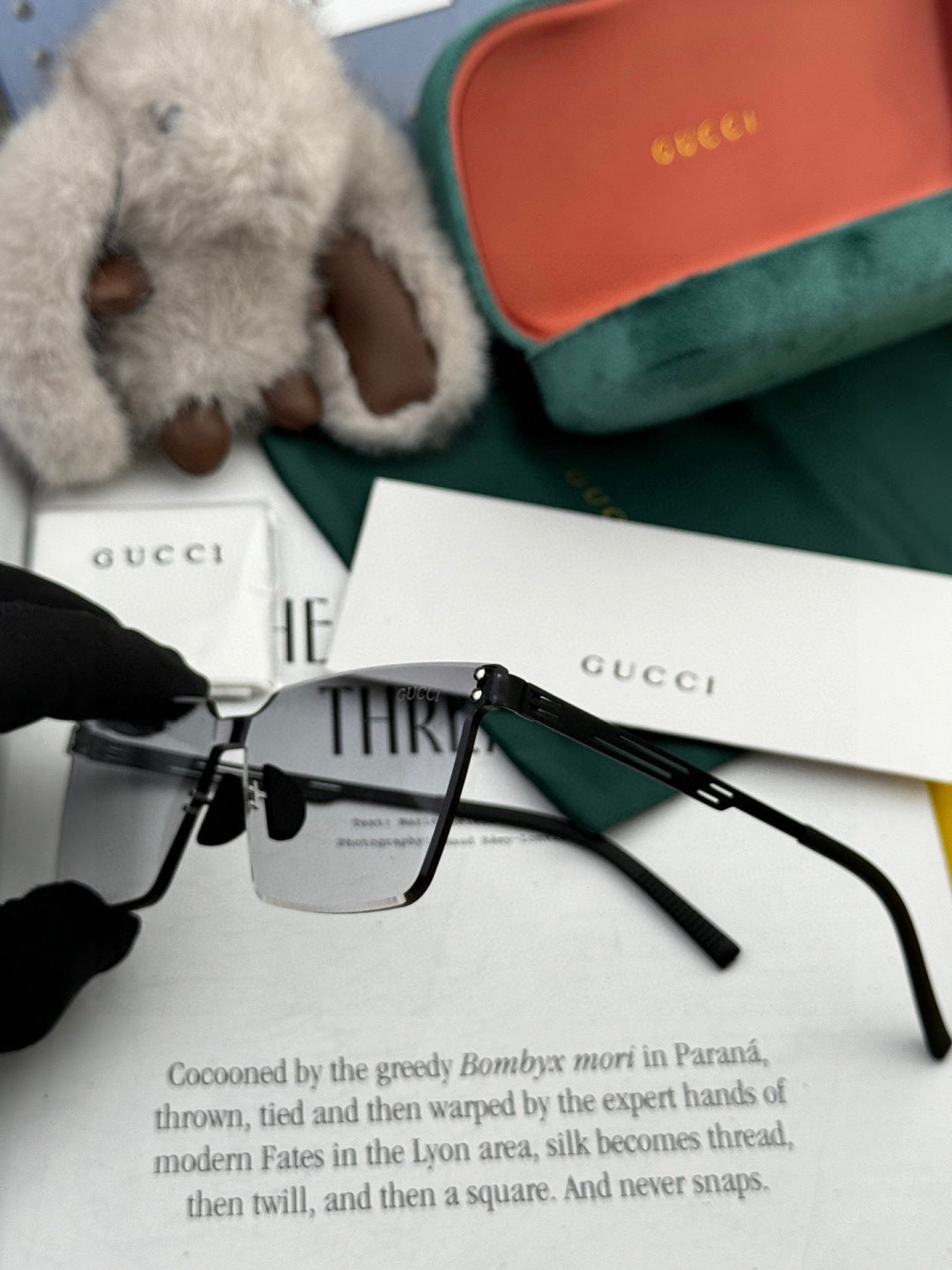 Gucci G910 Polarized Fashion Black Lens Sunglasses for Men & Women - detail image 4
