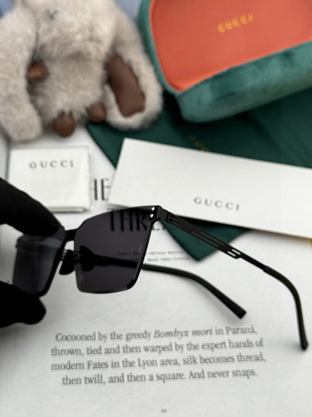 Gucci G910 Polarized Fashion Black Lens Sunglasses for Men & Women - detail image 5