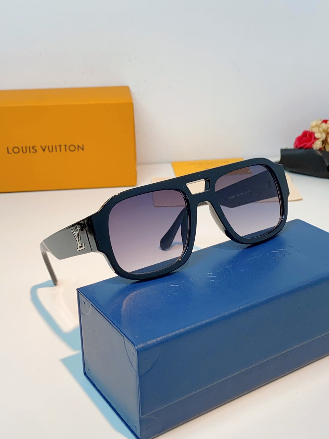 Louis Vuitton Aviator Blue Lens Sunglasses for Men & Women - 371382 - detail image 10