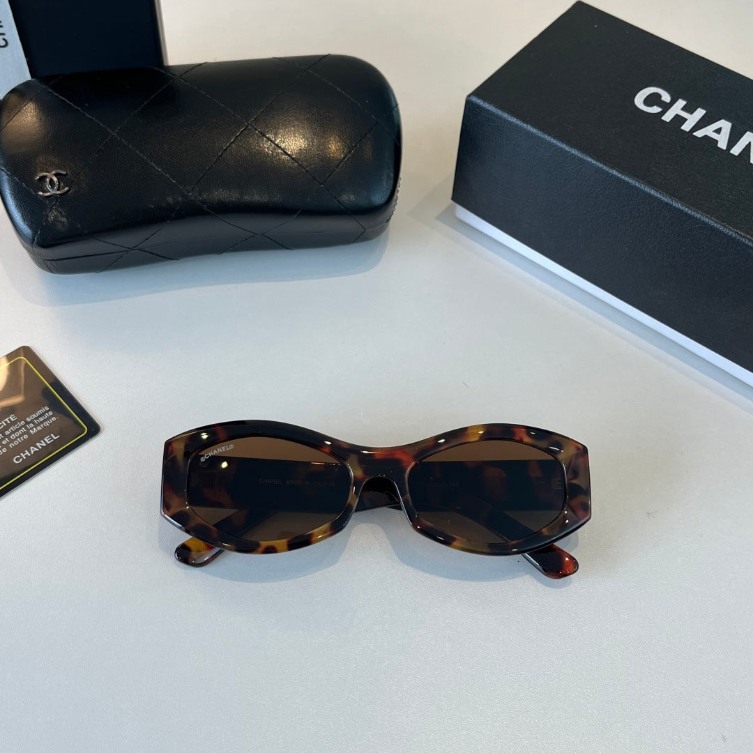 Chanel Oversized Black Lens Sunglasses for Men & Women - 415297 - detail image 4