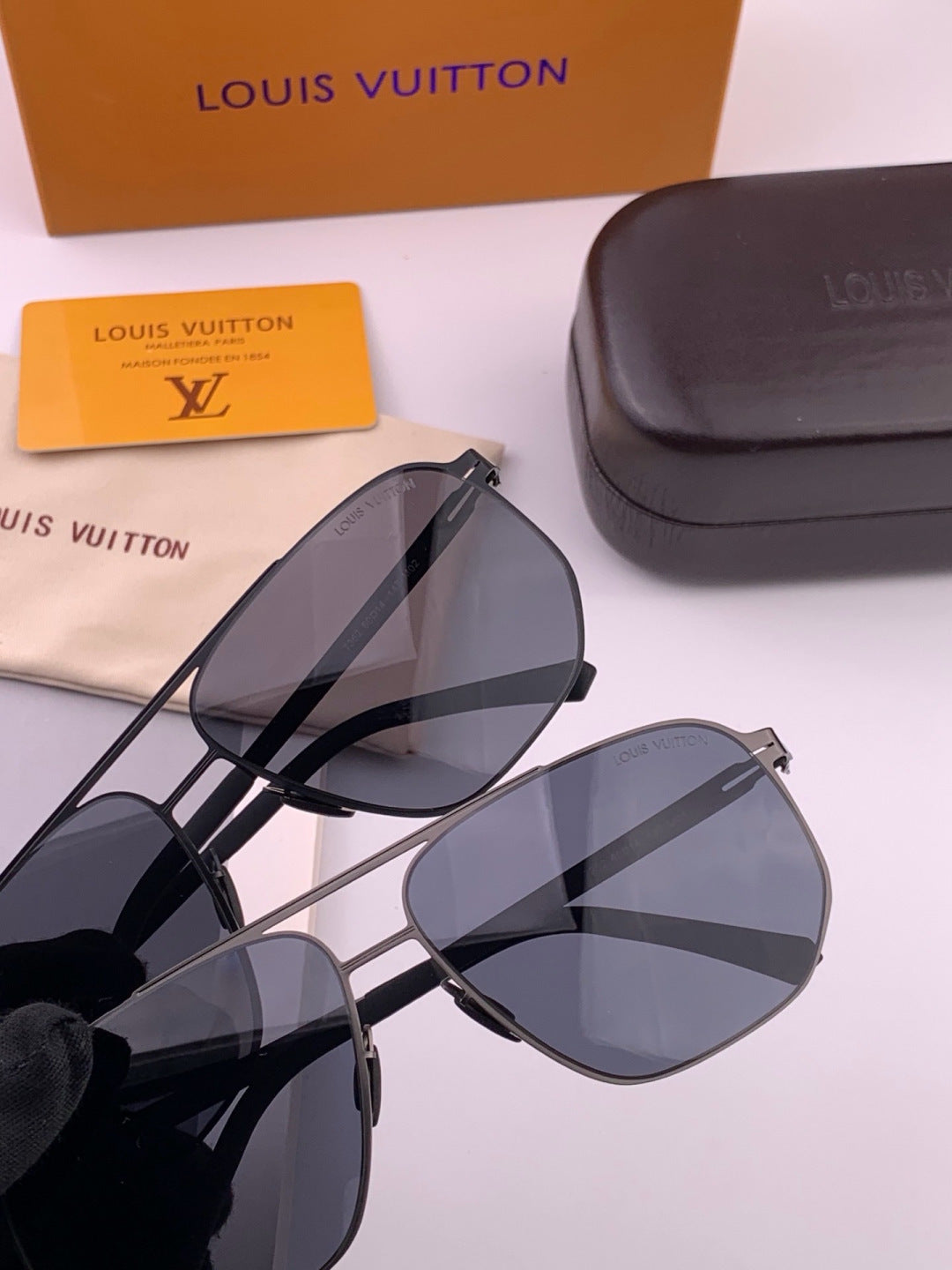 Louis Vuitton L2736 Fashion Gold Lens Sunglasses for Men & Women - 357687 - detail image 5