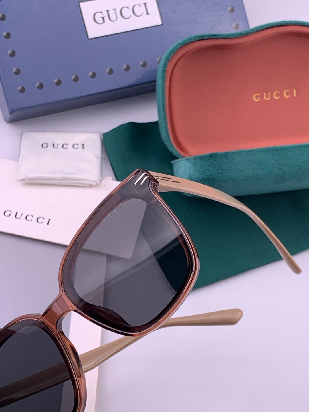Gucci G07711 Round Black Lens Sunglasses for Men & Women - 357911