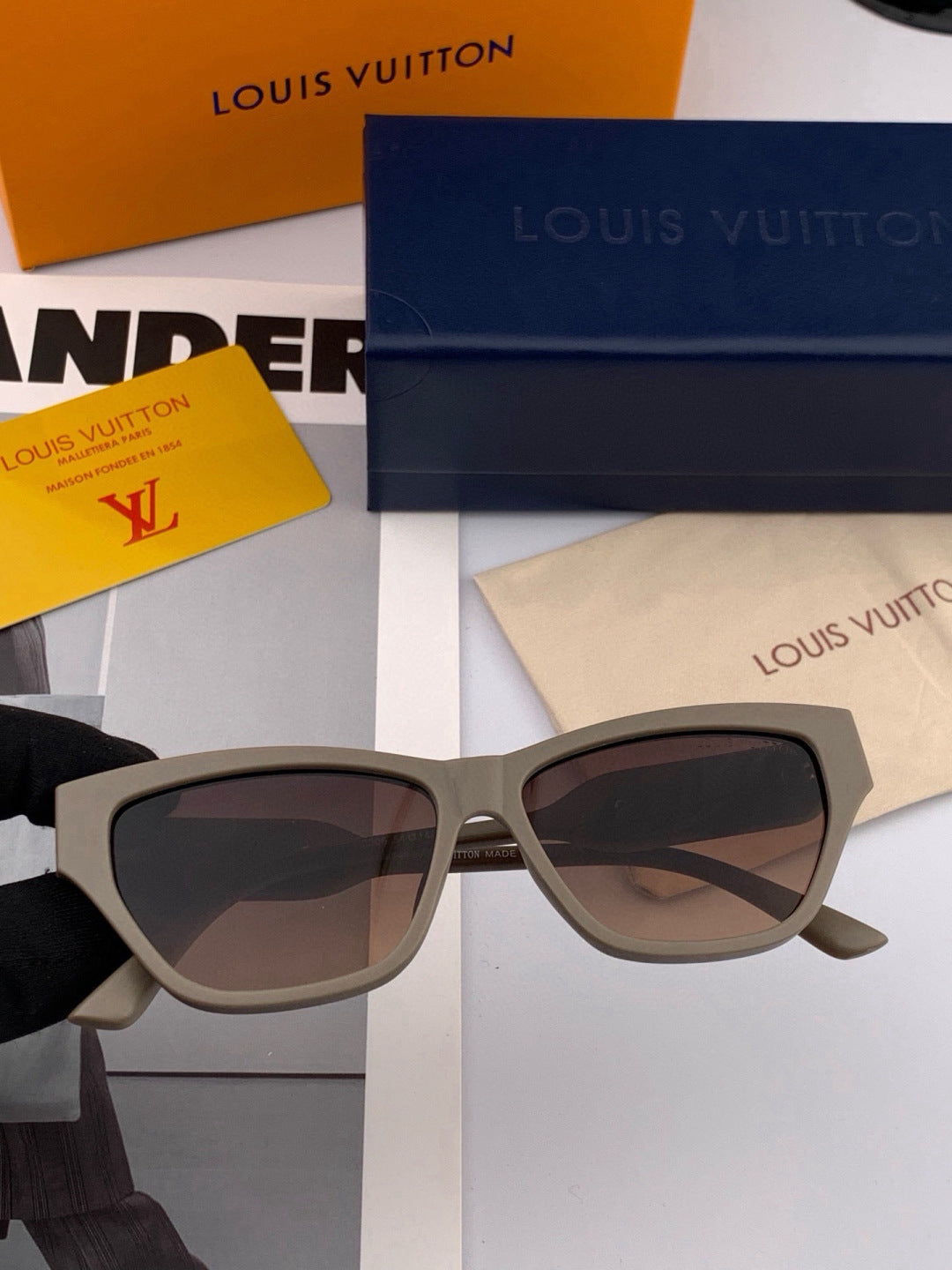 Louis Vuitton L6220 Square Black Lens Sunglasses for Men & Women - 357707 - detail image 3
