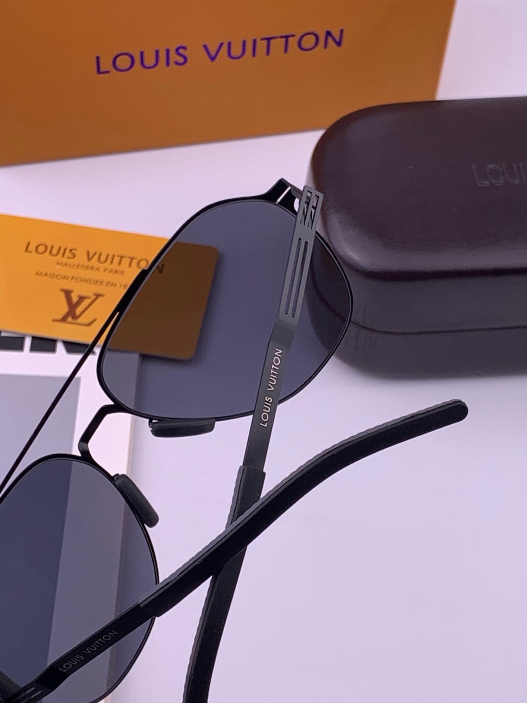 Louis Vuitton L18 Fashion Gold Lens Sunglasses for Men & Women - 357636 - detail image 4