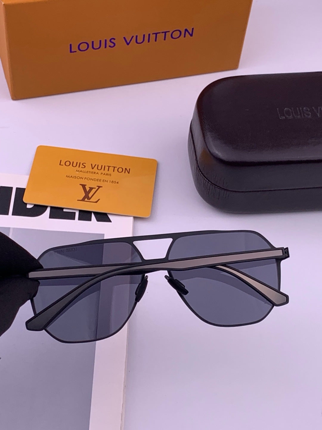 Louis Vuitton L116 Fashion Gold Lens Sunglasses for Men & Women - 357644 - detail image 6