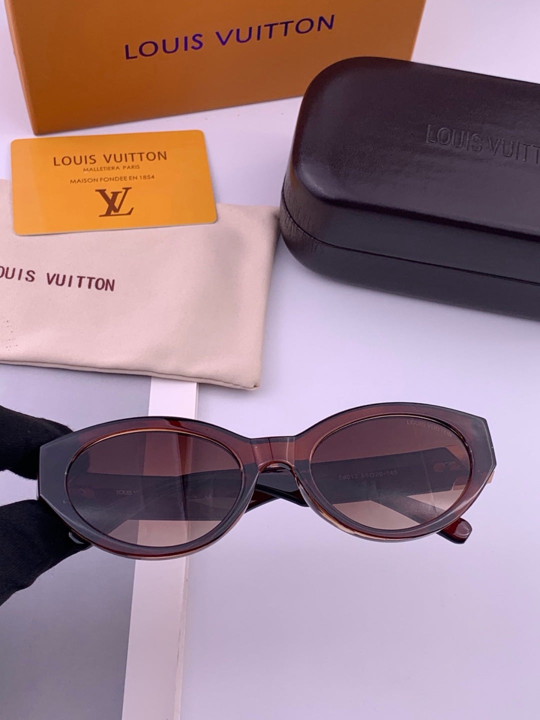 Louis Vuitton L15803 Square Black Lens Sunglasses for Women - 371444 - detail image 2