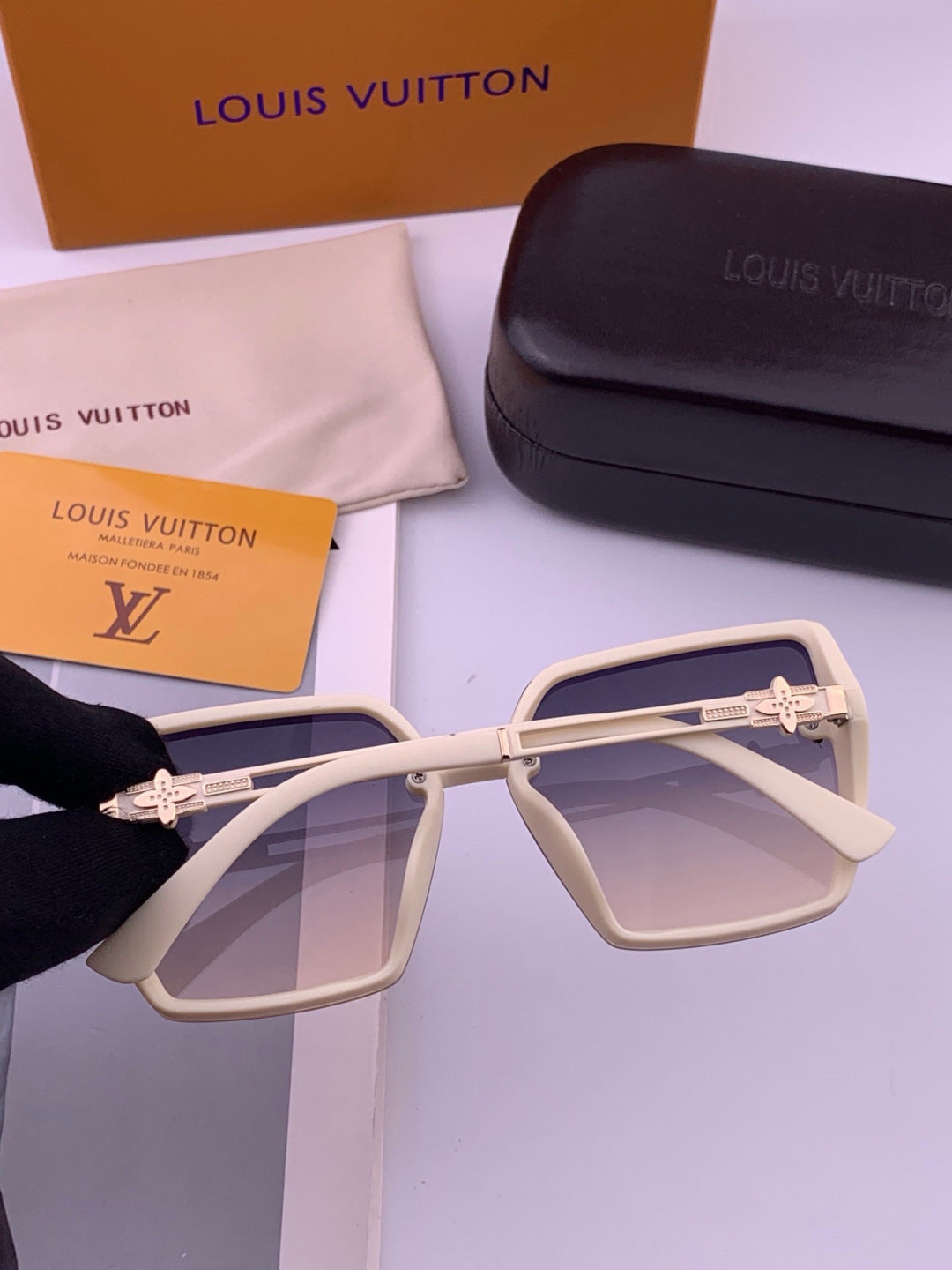 Louis Vuitton L6302 Square Gold Lens Sunglasses for Men & Women - 371346 - detail image 4
