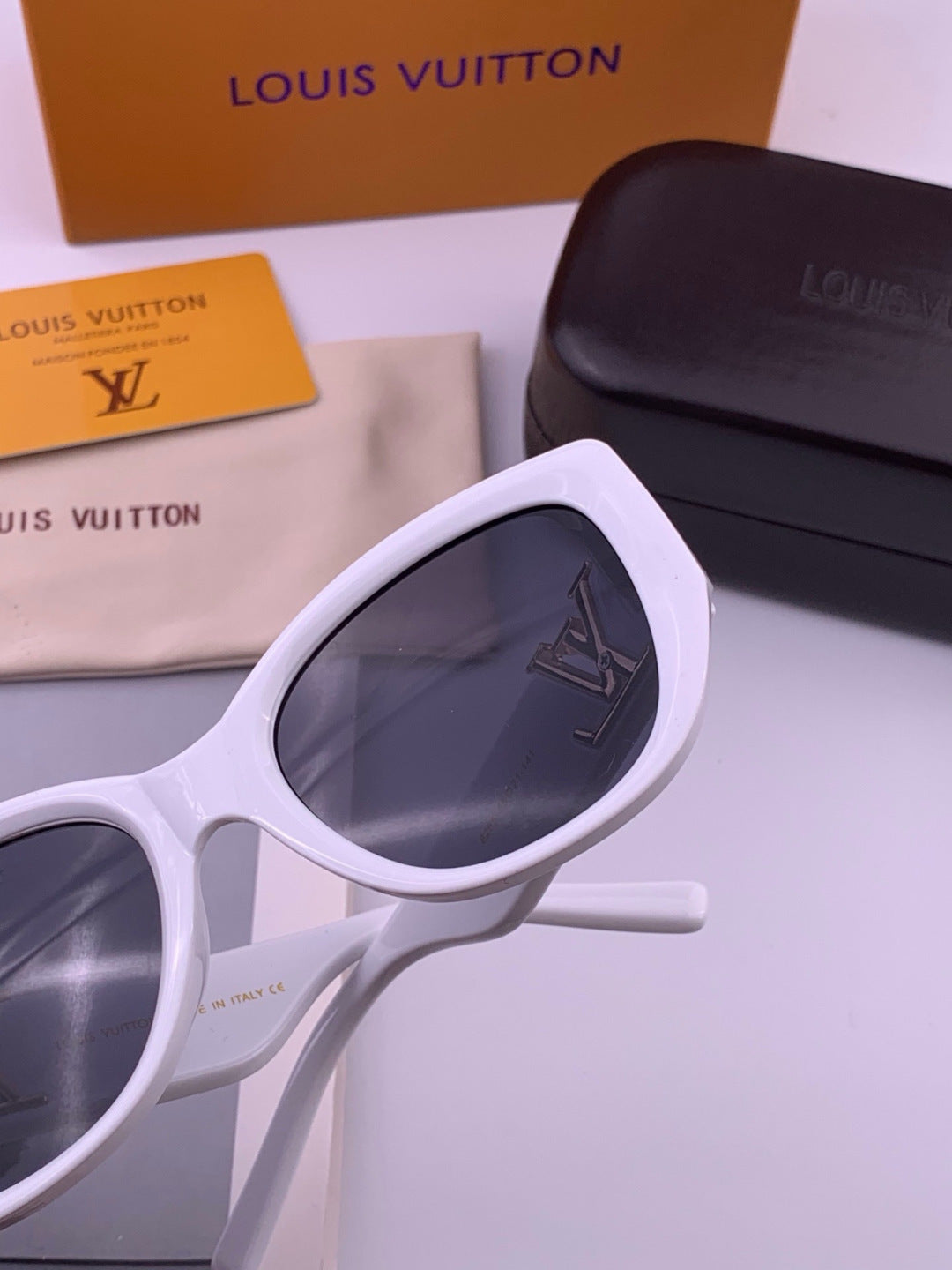 Louis Vuitton L5626 Square Pink Lens Sunglasses for Women - 371347 - detail image 6