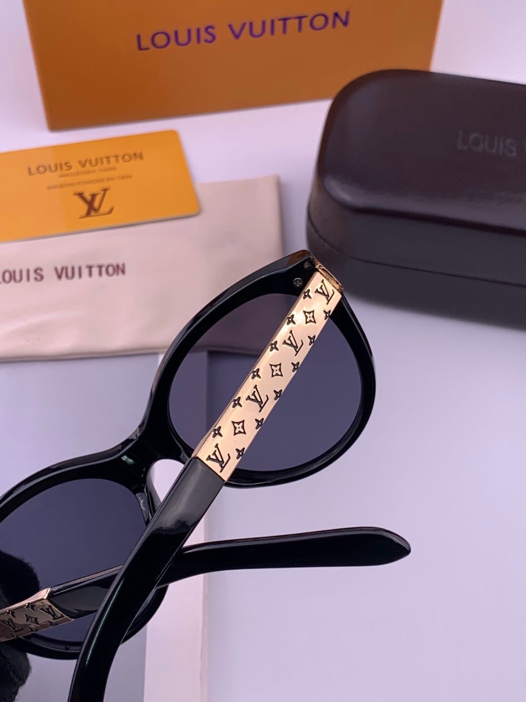 Louis Vuitton L87000 Oversized Black Lens Sunglasses for Men & Women - 371350 - detail image 6