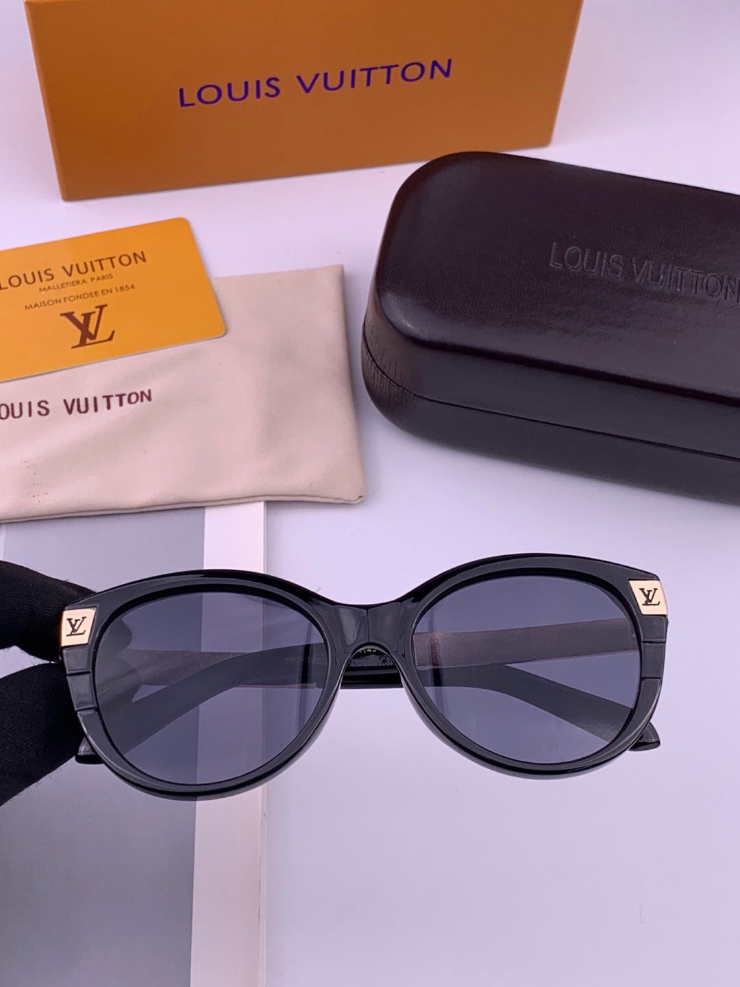 Louis Vuitton L87000 Oversized Black Lens Sunglasses for Men & Women - 371350