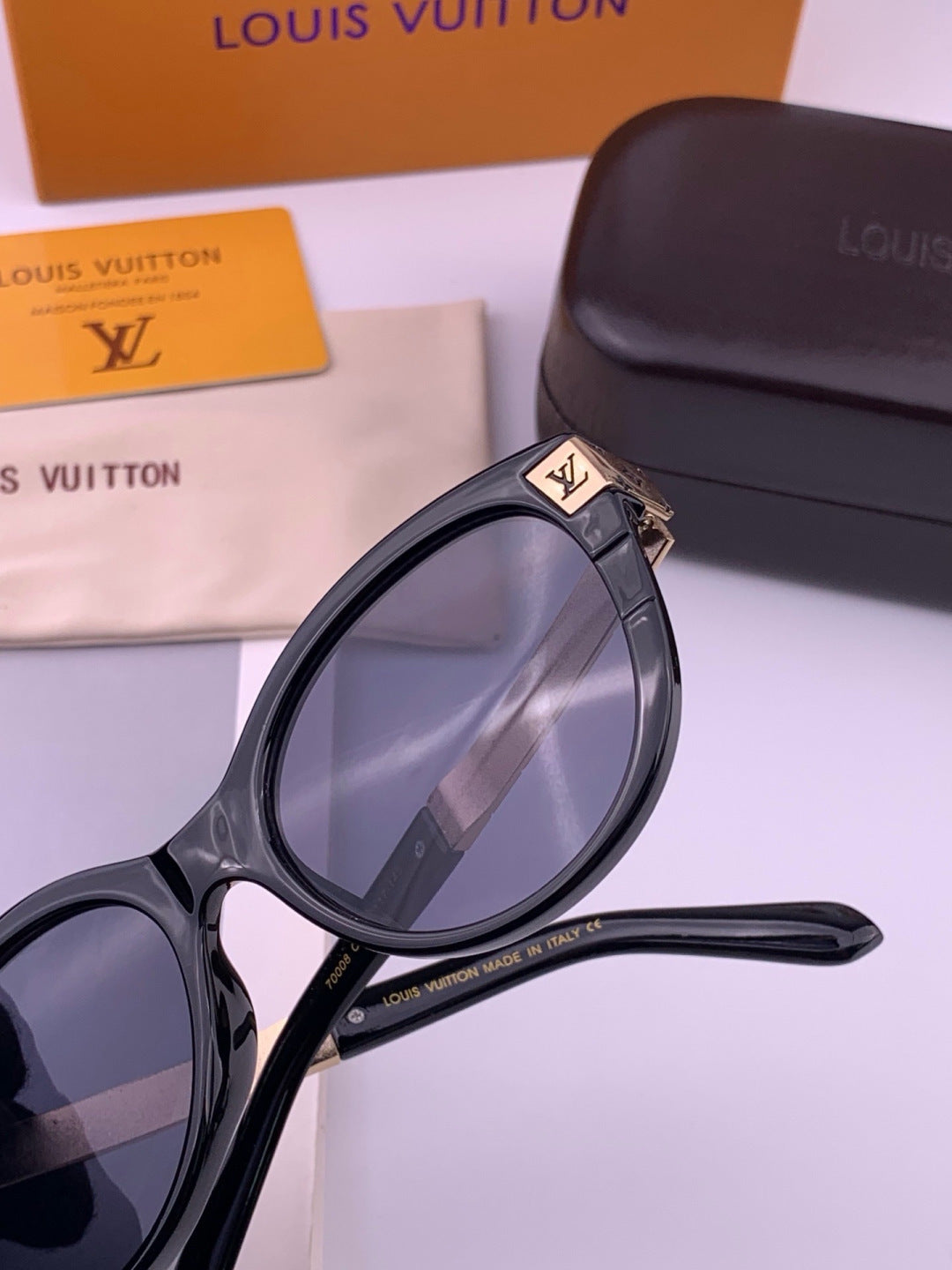 Louis Vuitton L87000 Oversized Black Lens Sunglasses for Men & Women - 371350 - detail image 4