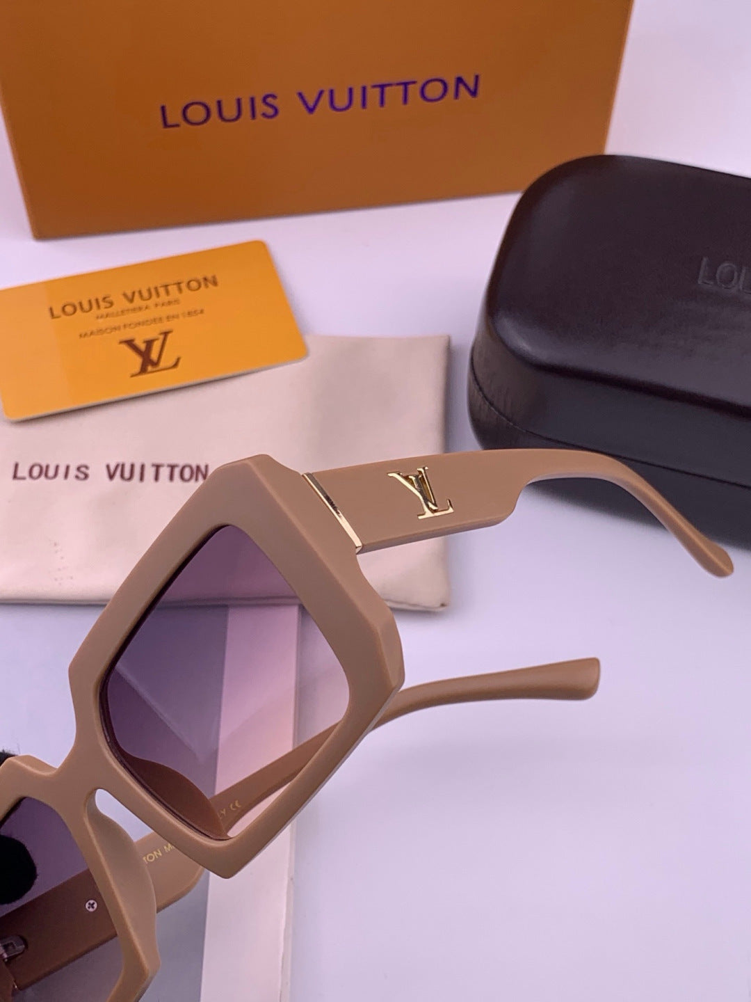 Louis Vuitton L37004 Oversized Red Lens Sunglasses for Men & Women - 371352 - detail image 2