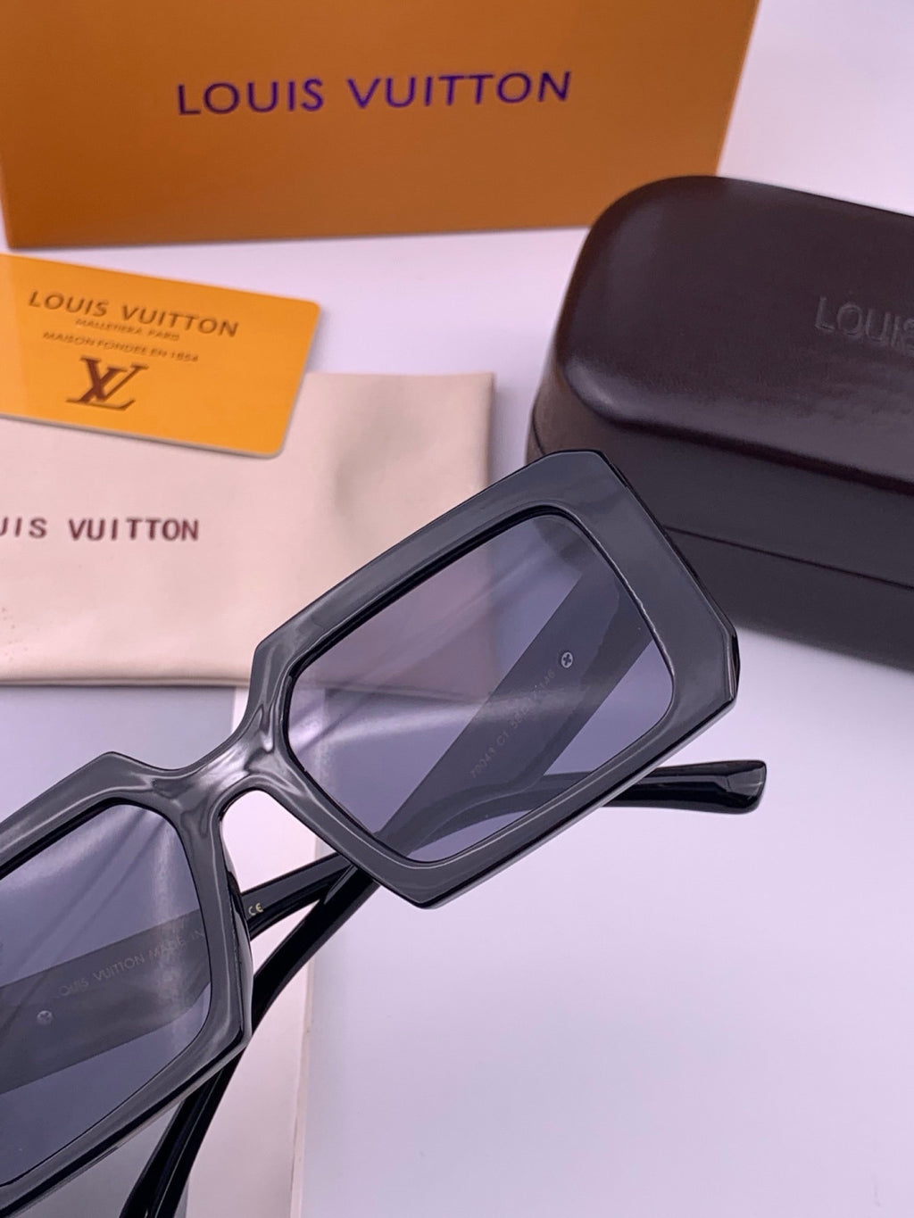 Louis Vuitton L37004 Oversized Black Lens Sunglasses for Men & Women - 371353 - detail image 5