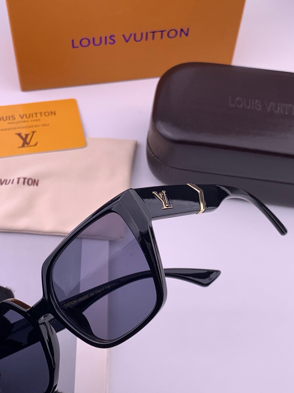 Louis Vuitton L77004 Oversized Black Lens Sunglasses for Men & Women - 371355 - detail image 2