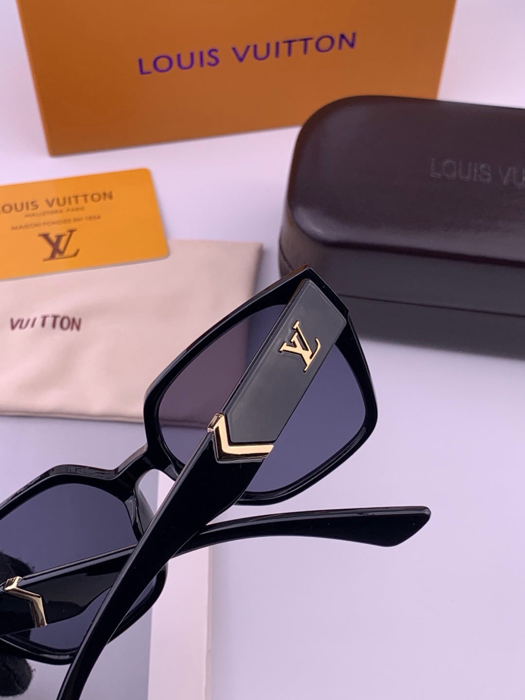 Louis Vuitton L77004 Oversized Black Lens Sunglasses for Men & Women - 371355 - detail image 3