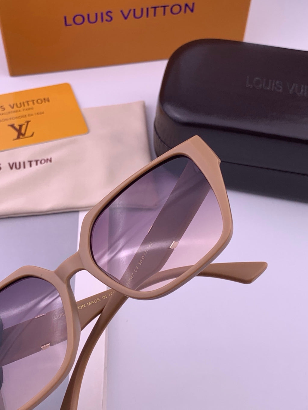 Louis Vuitton L77004 Oversized Purple Lens Sunglasses for Men & Women - 371356 - detail image 4