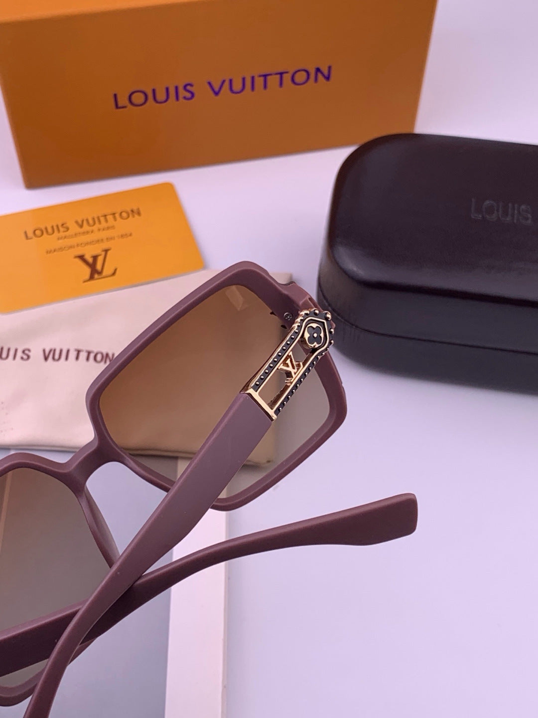 Louis Vuitton L77004 Oversized Purple Lens Sunglasses for Men & Women - 371357 - detail image 4