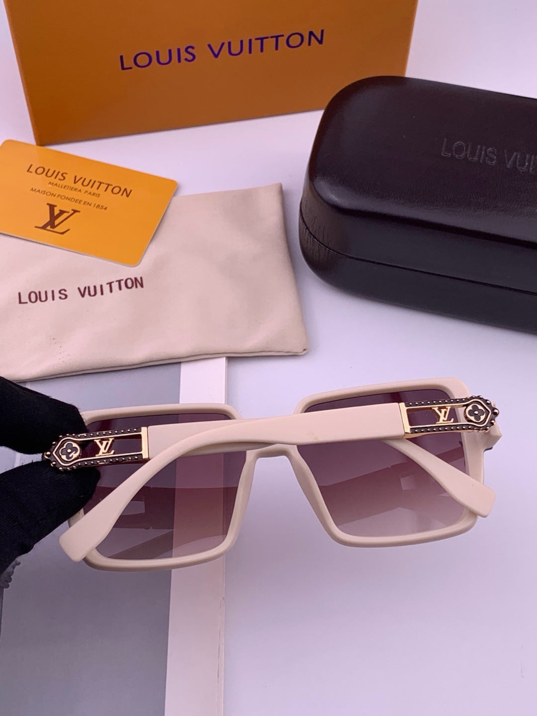 Louis Vuitton L77004 Oversized Purple Lens Sunglasses for Men & Women - 371359 - detail image 6