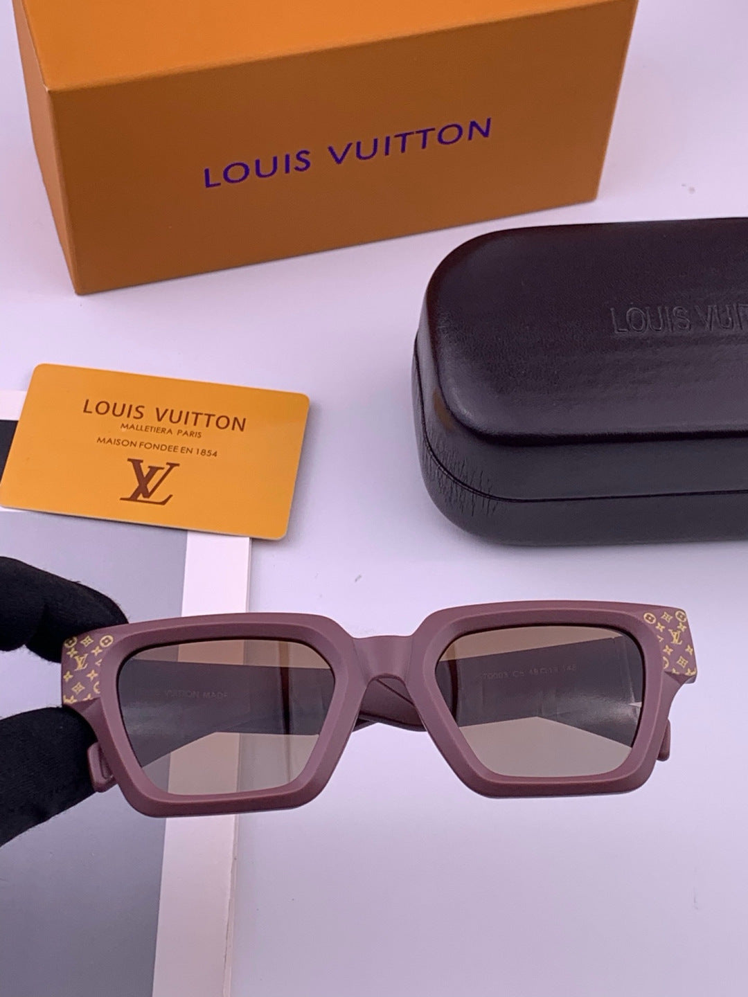 Louis Vuitton L37000 Oversized Brown Lens Sunglasses for Men & Women - 371327