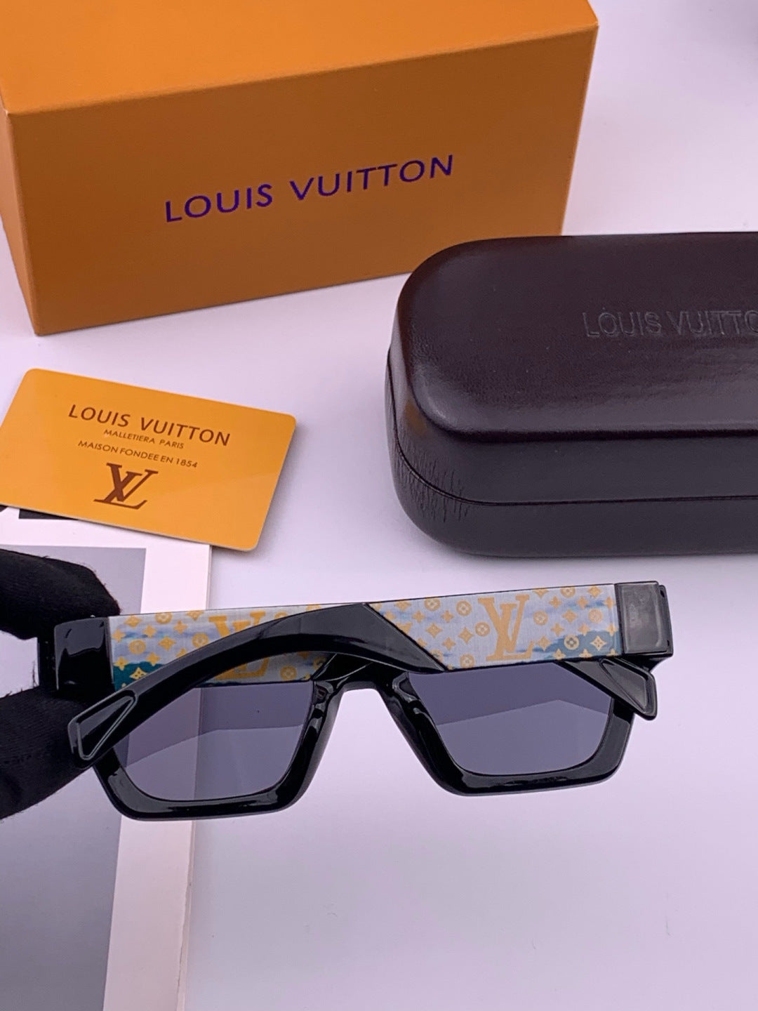 Louis Vuitton L37000 Oversized Brown Lens Sunglasses for Men & Women - 371328 - detail image 4