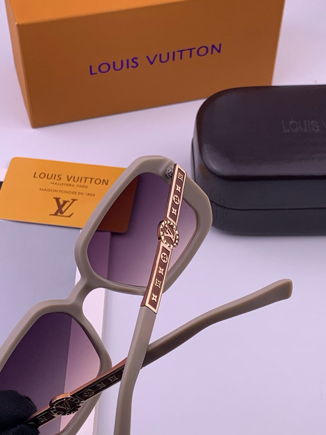 Louis Vuitton L37007 Oversized Brown Lens Sunglasses for Men & Women - 371329 - detail image 4