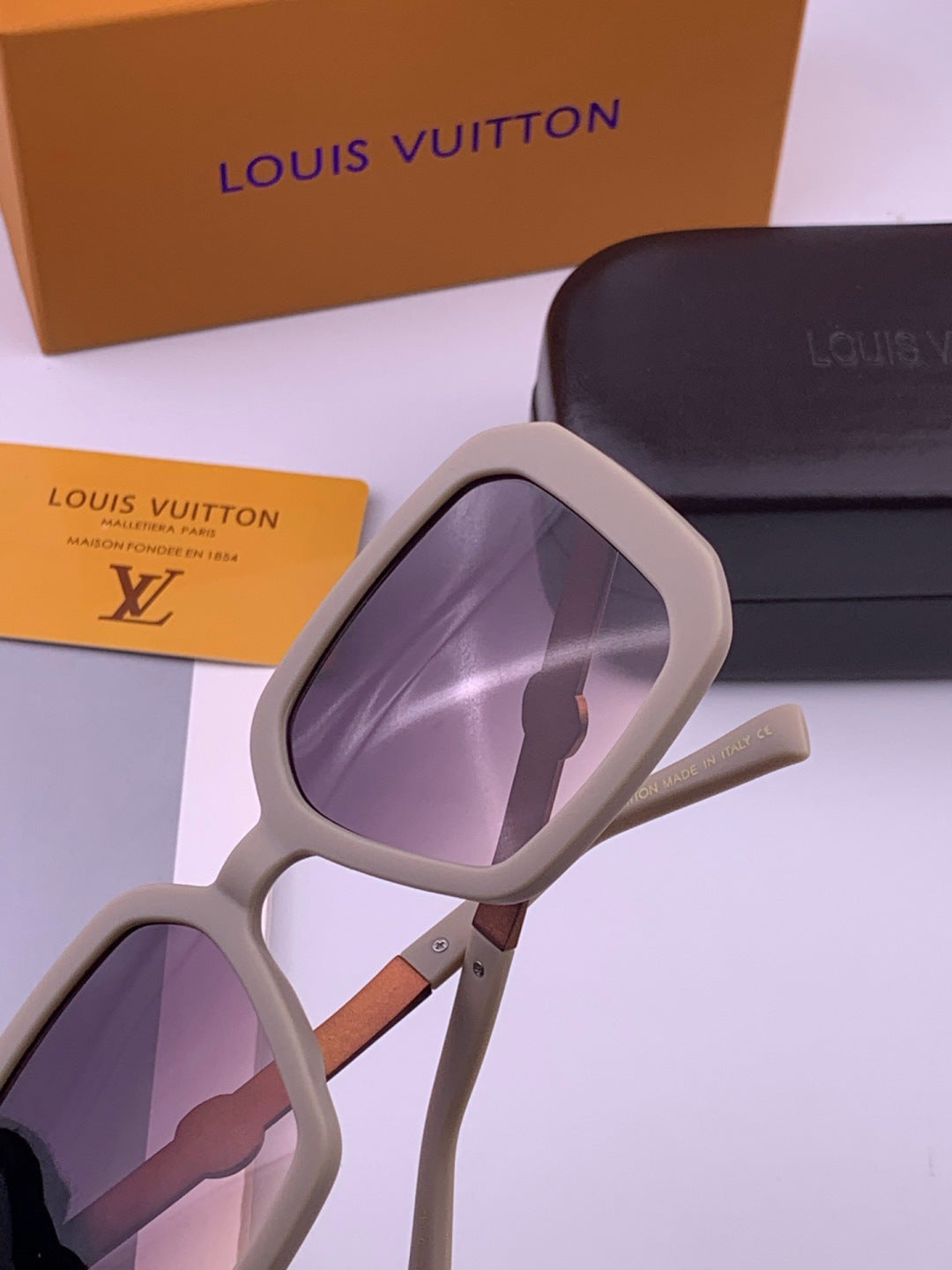 Louis Vuitton L37007 Oversized Brown Lens Sunglasses for Men & Women - 371329 - detail image 5