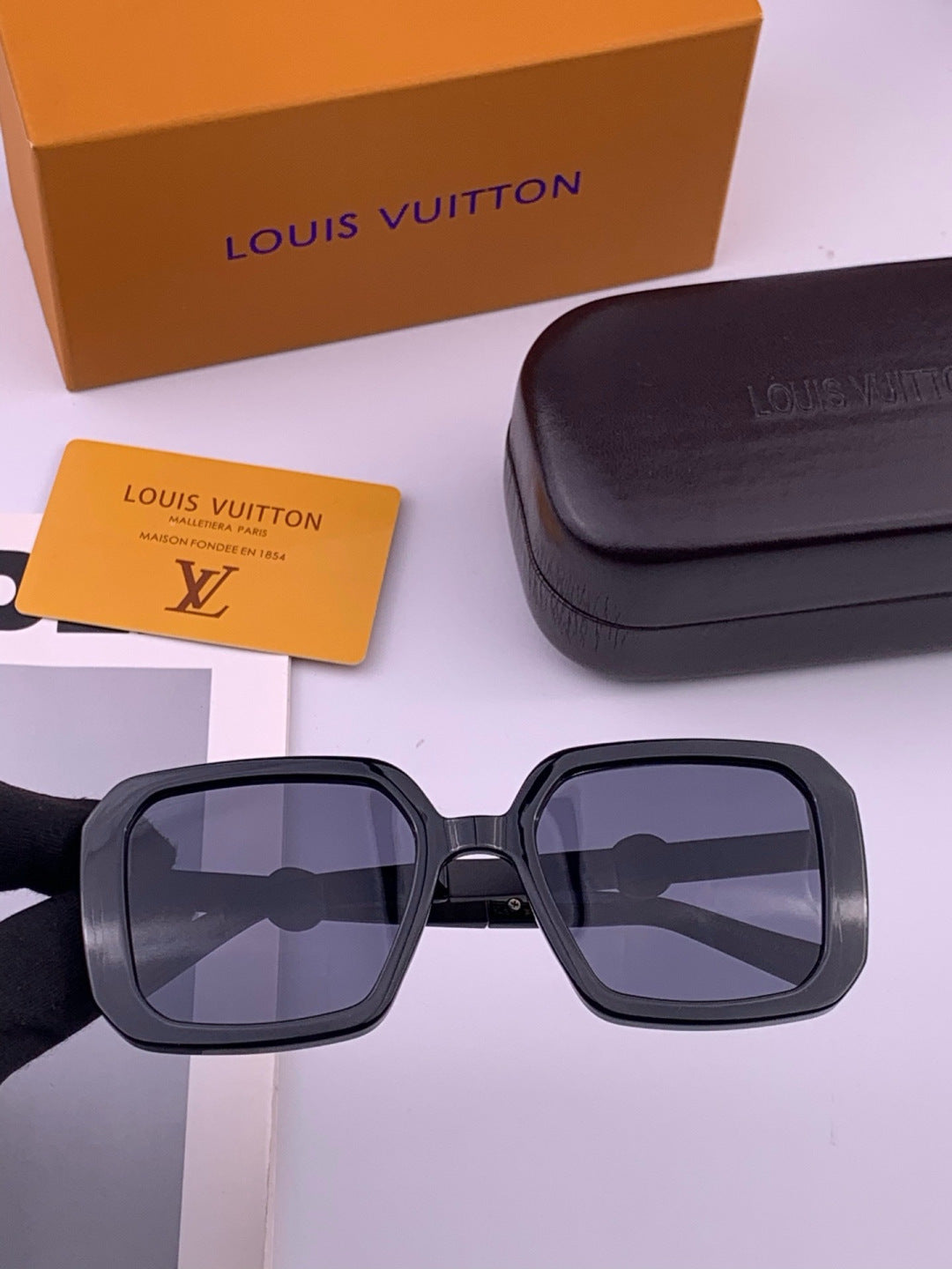 Louis Vuitton L37007 Oversized Brown Lens Sunglasses for Men & Women - 371330