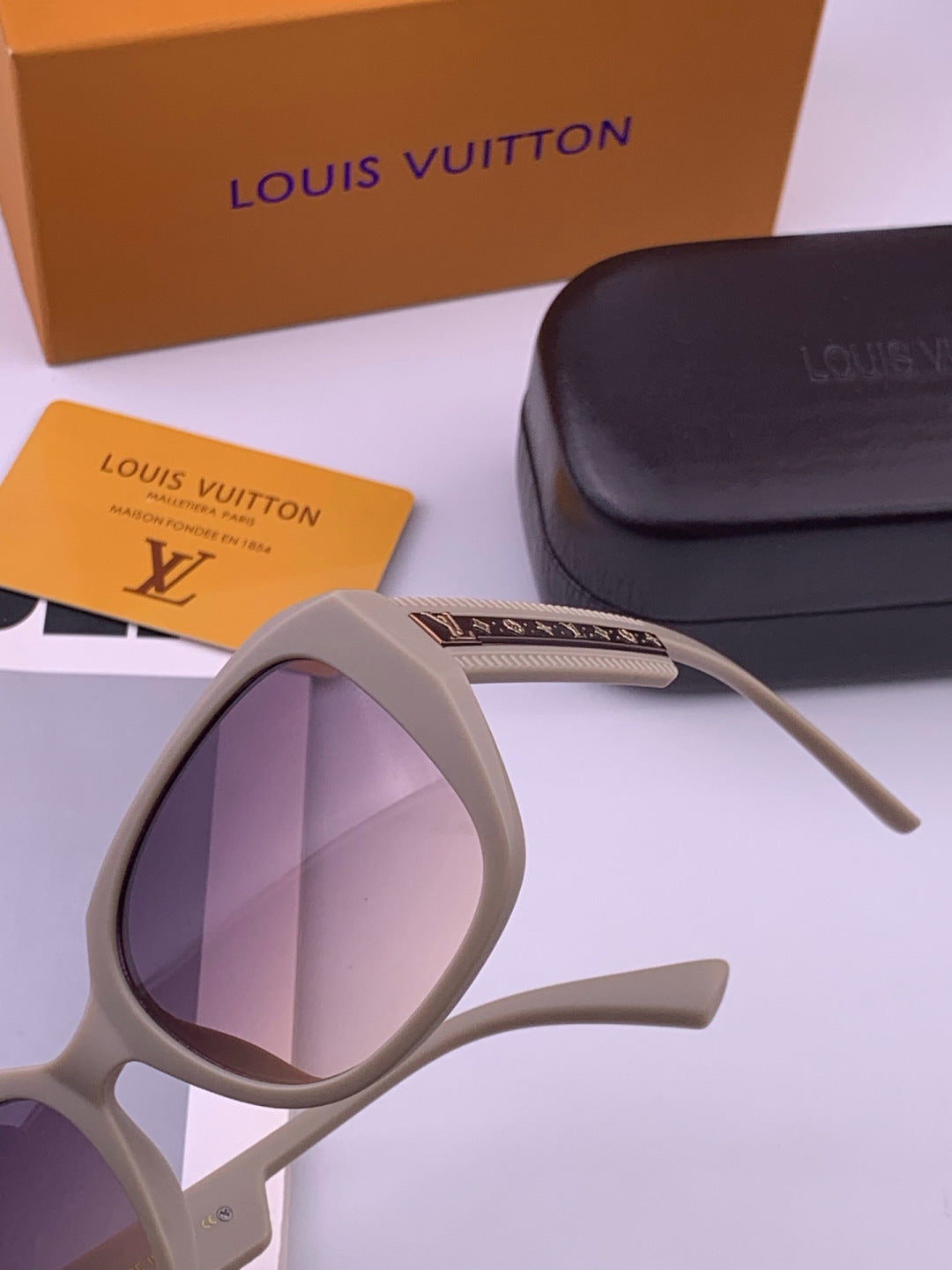 Louis Vuitton L17006 Oversized Purple Lens Sunglasses for Men & Women - 371331 - detail image 3