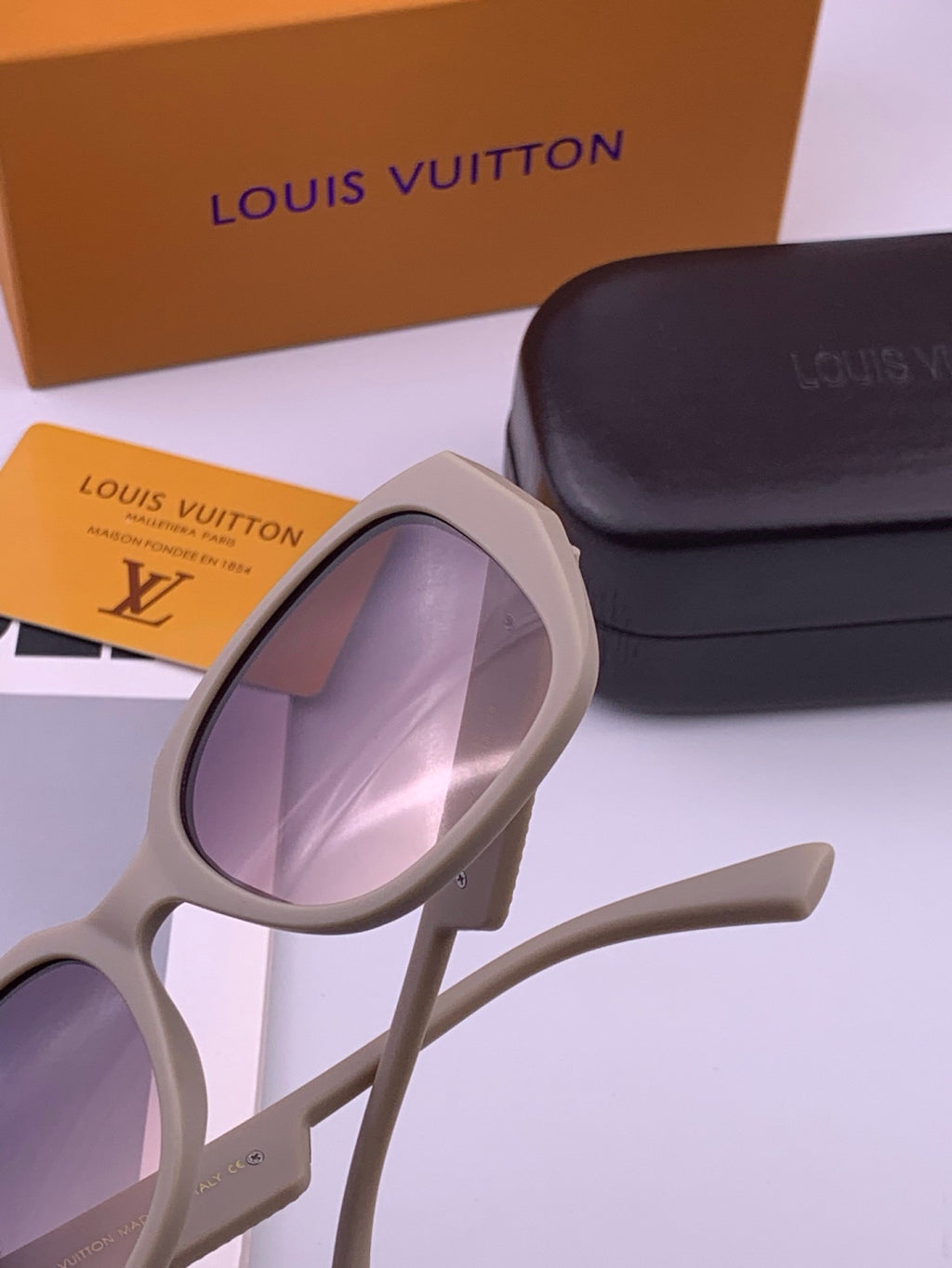 Louis Vuitton L17006 Oversized Purple Lens Sunglasses for Men & Women - 371331 - detail image 4