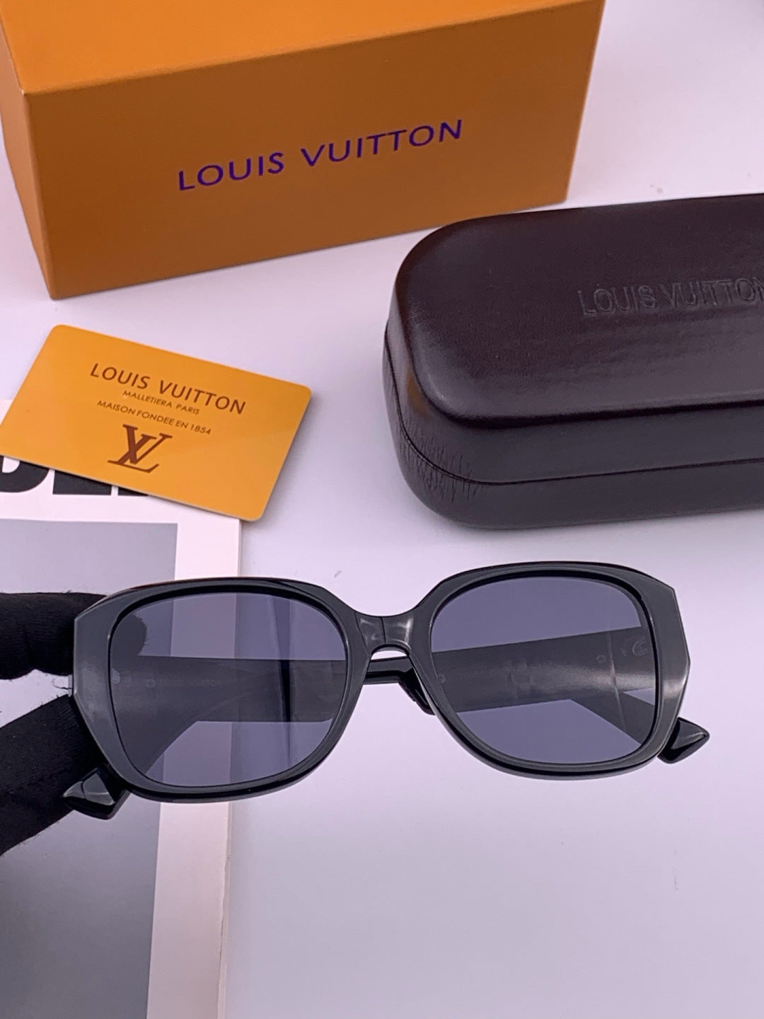 Louis Vuitton L17006 Oversized Black Lens Sunglasses for Men & Women - 371332