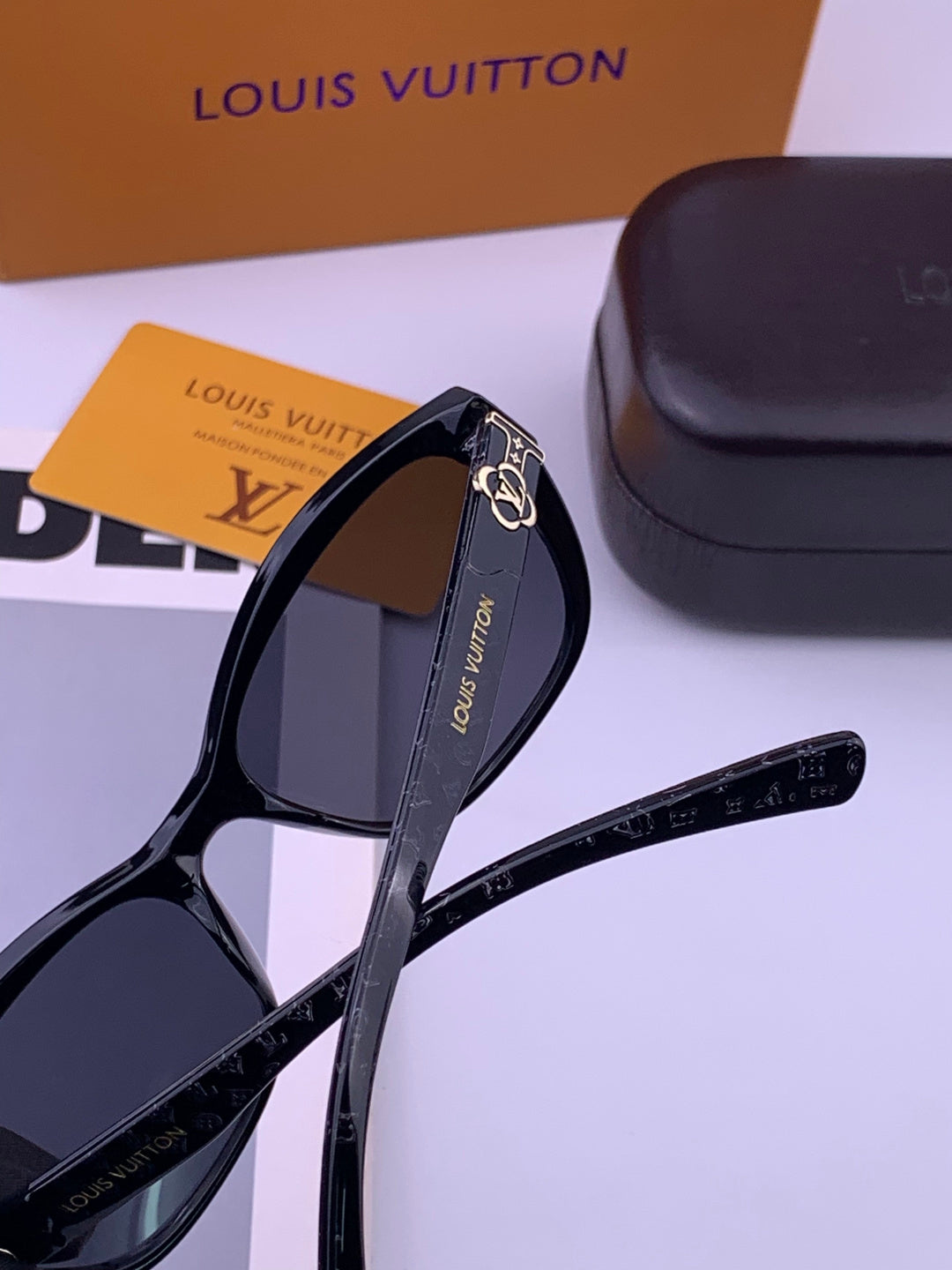 Louis Vuitton L2552 Square Black Lens Sunglasses for Men & Women - 371342 - detail image 5