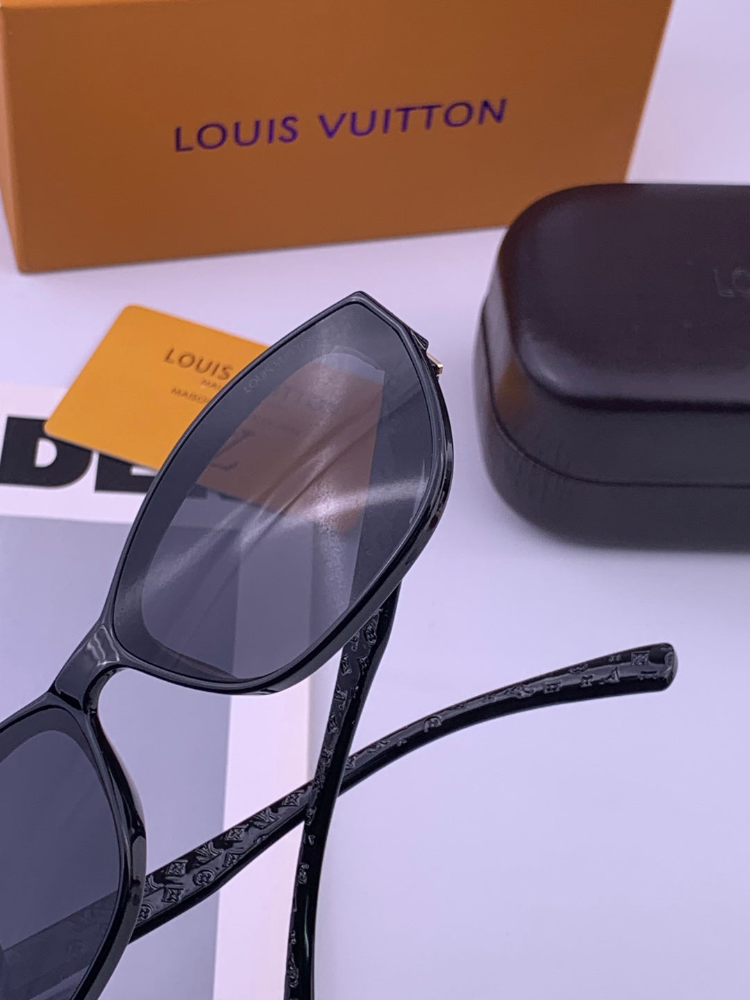 Louis Vuitton L2552 Square Black Lens Sunglasses for Men & Women - 371342 - detail image 4