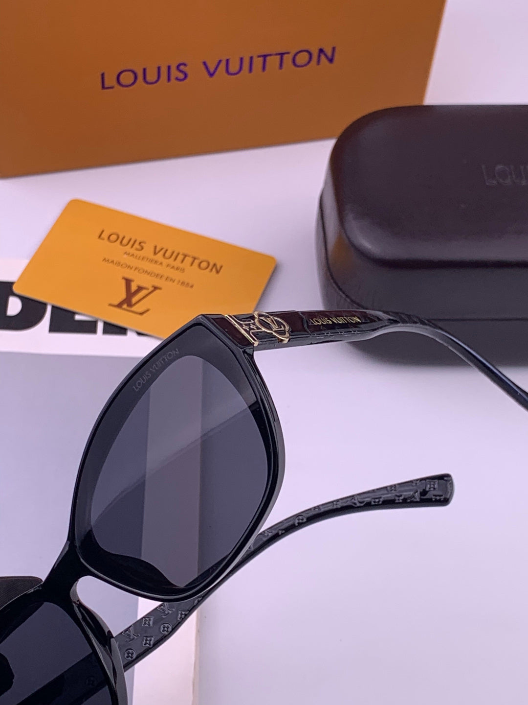 Louis Vuitton L2552 Square Black Lens Sunglasses for Men & Women - 371342 - detail image 3