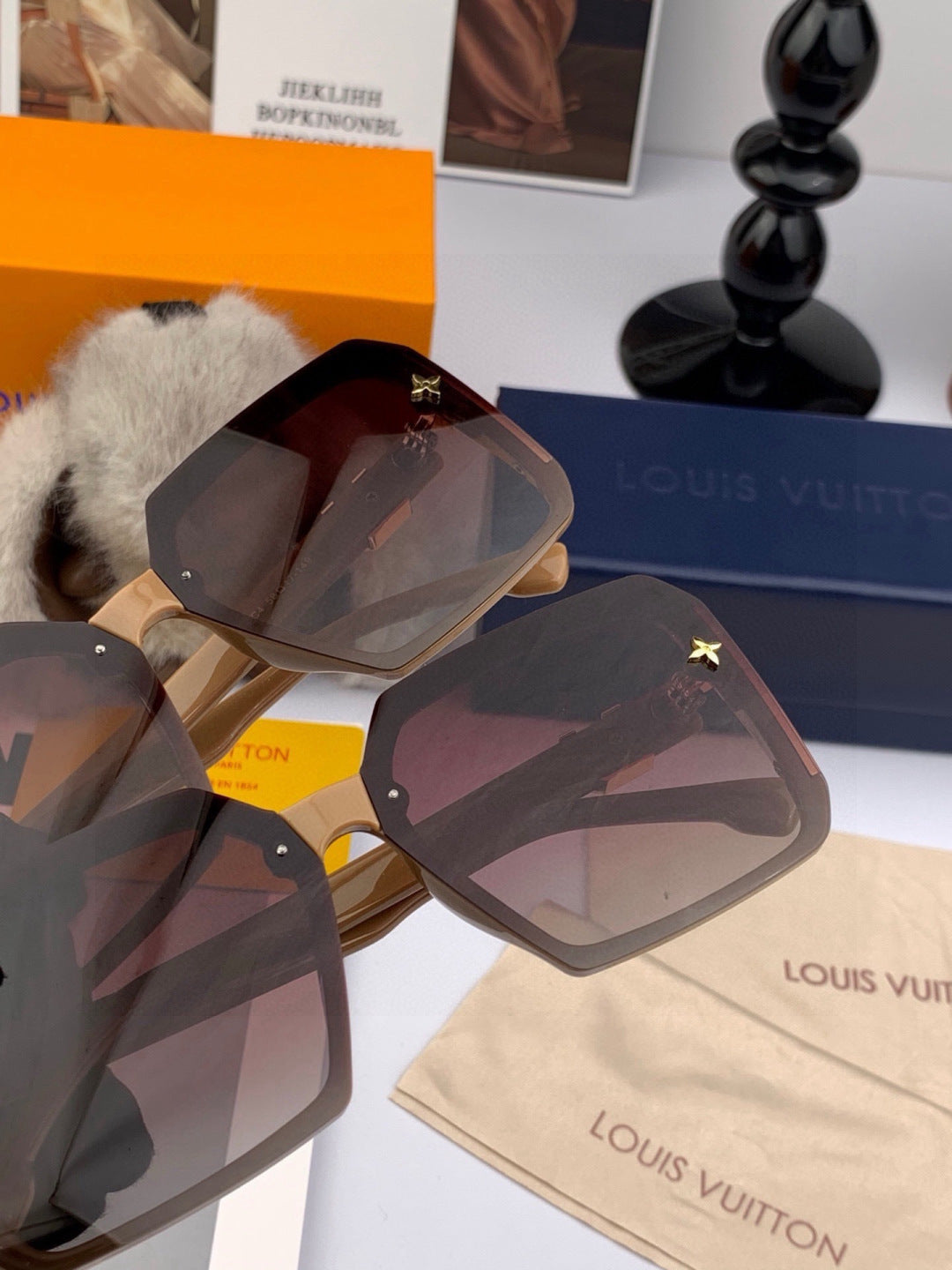 Louis Vuitton L5230 Square Red Lens Sunglasses for Men & Women - 371309 - detail image 3