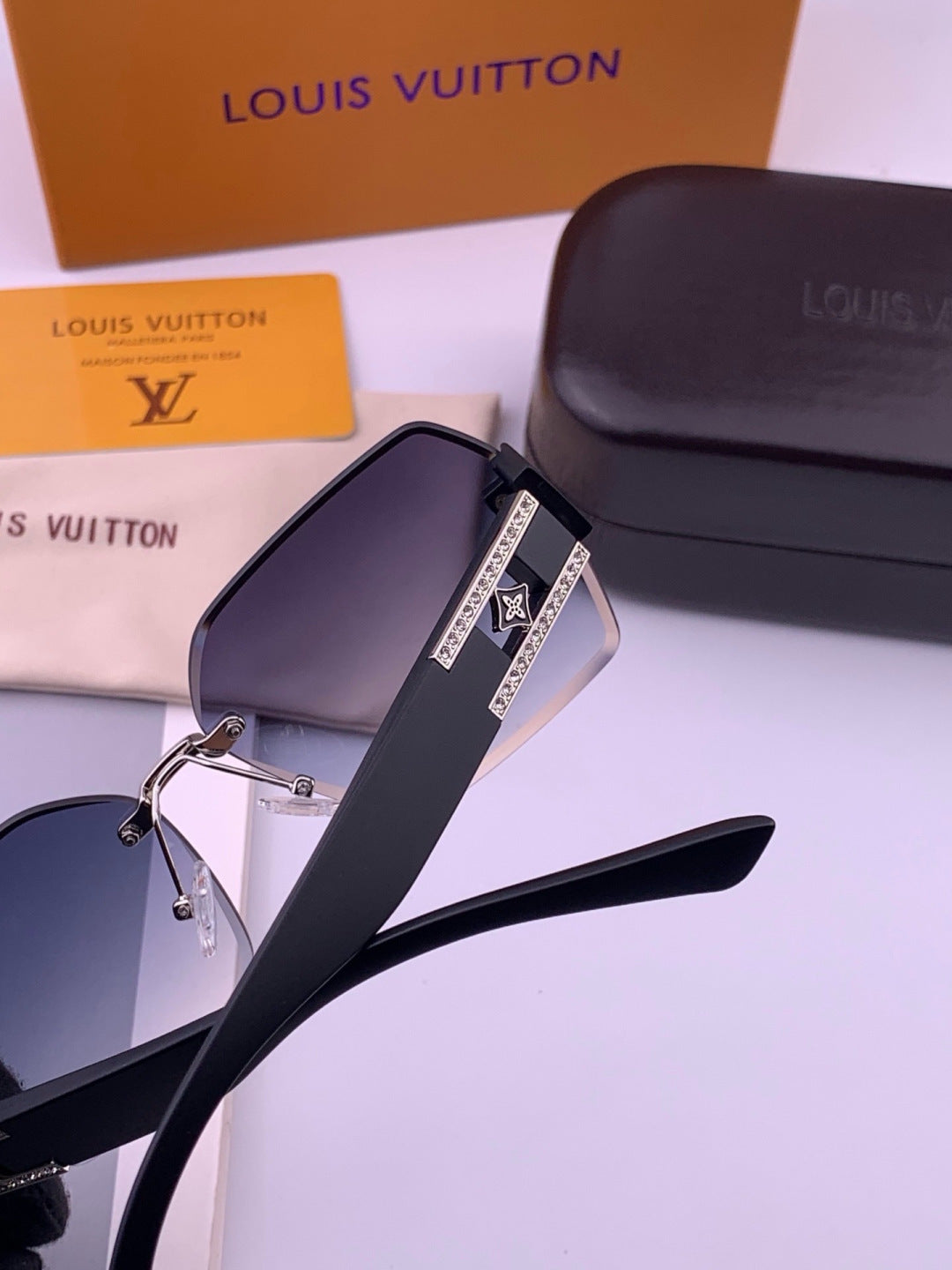 Louis Vuitton L9261 Square Black Lens Sunglasses for Men & Women - 371298 - detail image 5