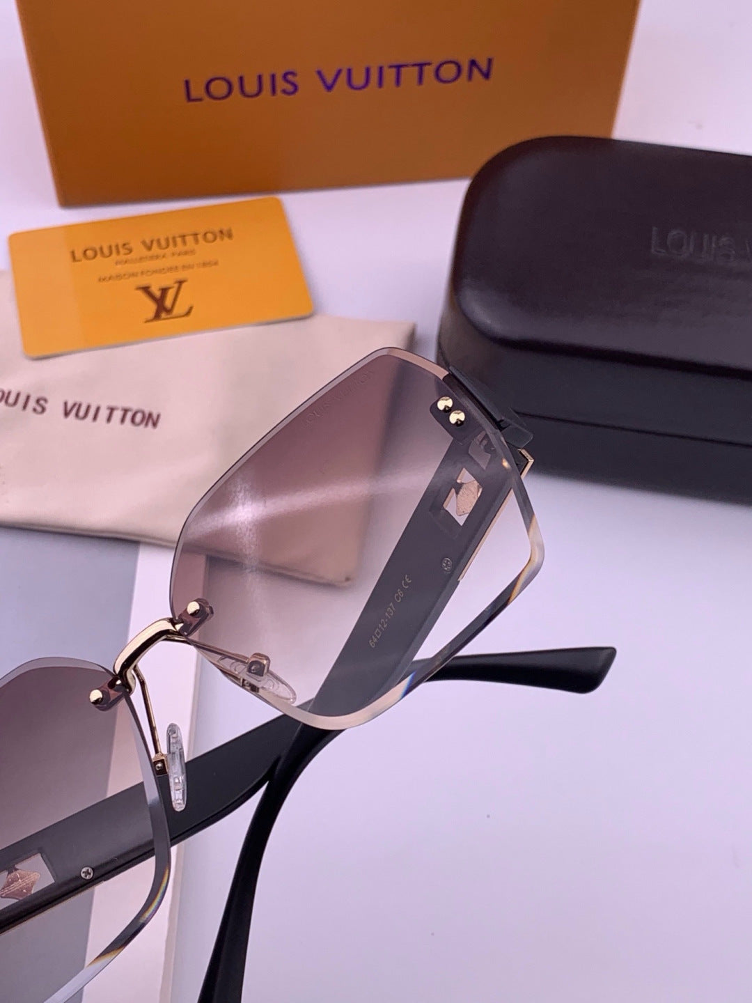 Louis Vuitton L9261 Square Black Lens Sunglasses for Men & Women - 371299 - detail image 5
