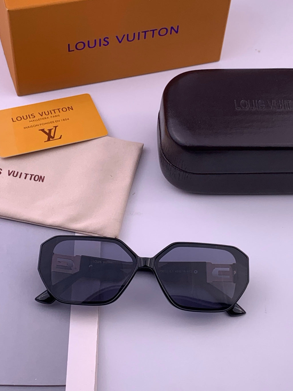 Louis Vuitton L17001 Square Black Lens Sunglasses for Women - 371304 - detail image 7