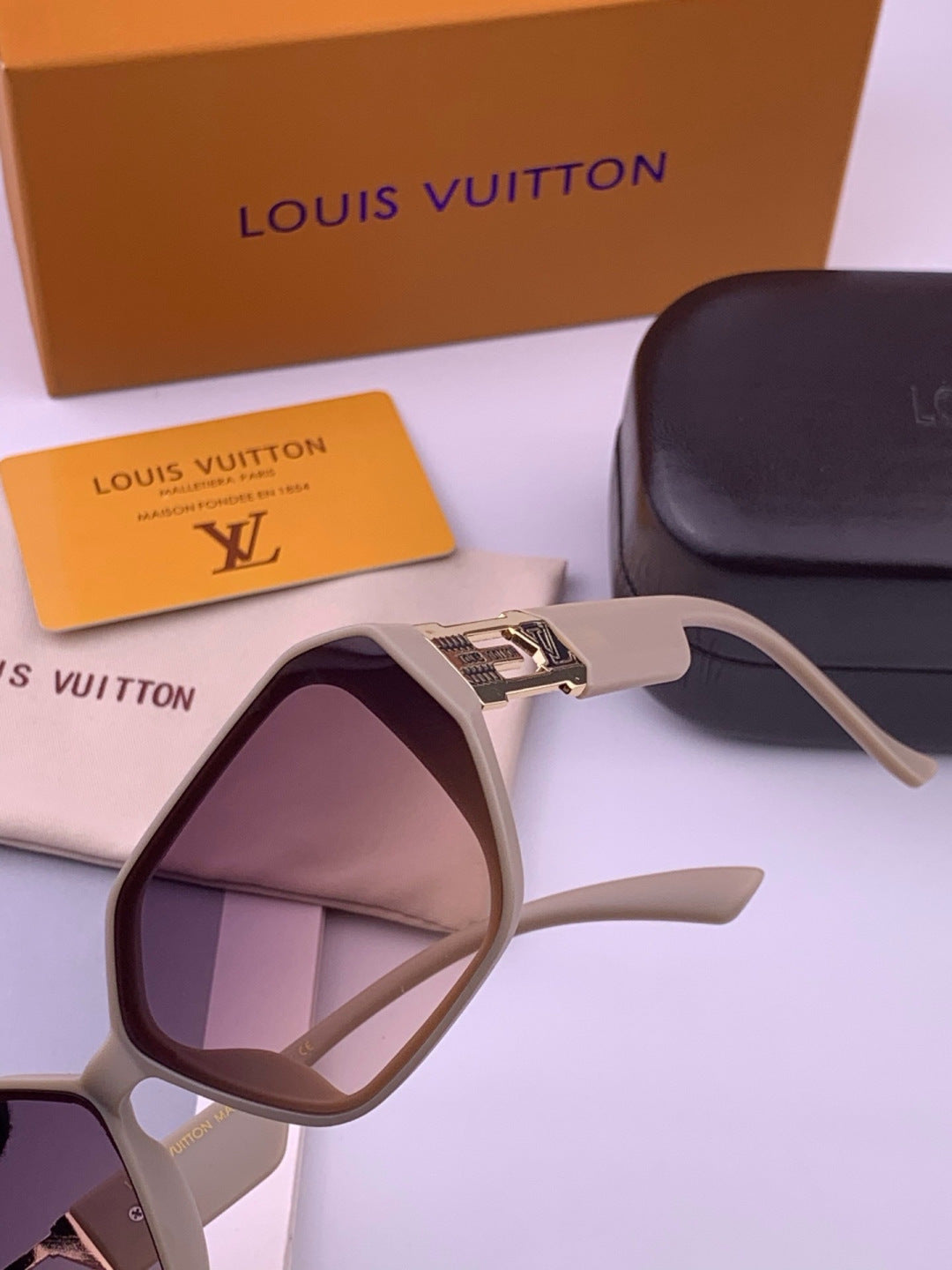 Louis Vuitton L17001 Square Purple Lens Sunglasses for Women - 371305 - detail image 3